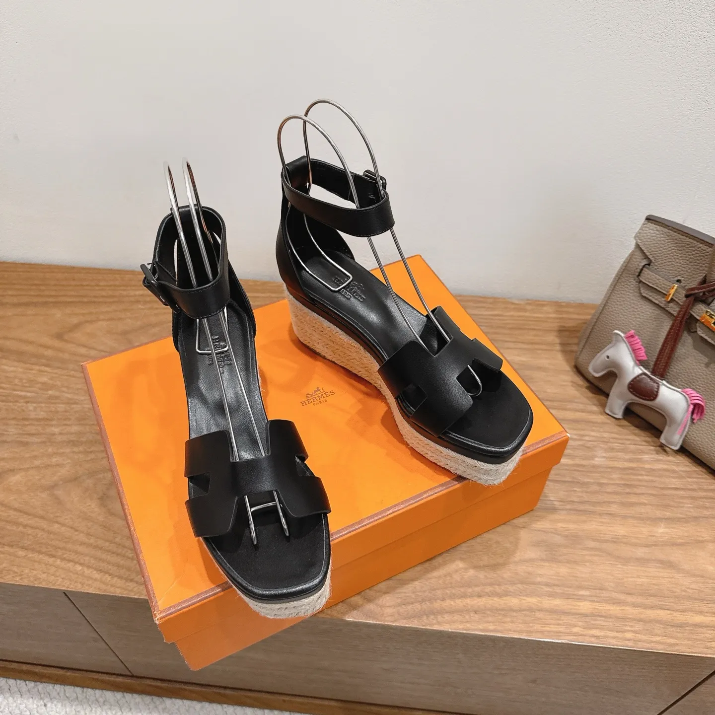 👟👟Ex-factory price 720👟👟 Hermes... a Eclair 2025 new color + popular series, the version is super positive, with a certain thickness, which makes the legs longer! Breathable, comfortable calfskin, spring and summer color matching, this item is both beautiful and comfortable! Channel supply code size: 35-39 can be ordered as 40.41 with airplane box ➕20